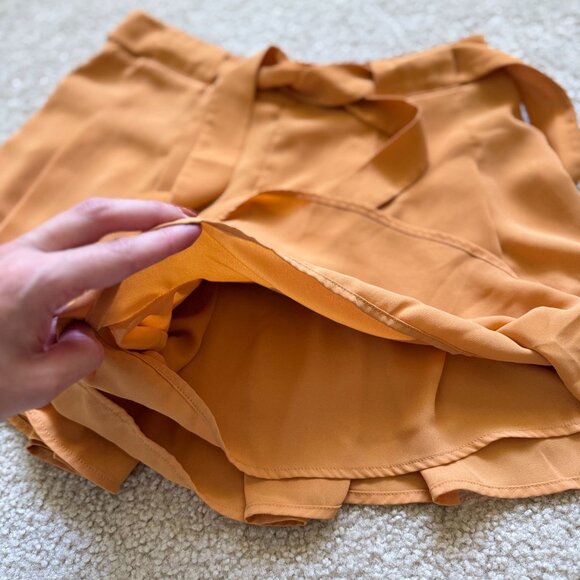 🧡 Aritzia High-Waisted Tie Shorts – Golden Caramel (Size 6) 🧡 - Picture 3 of 6
